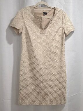 Muse Textured Short-Sleeve Shift Dress Size 6
👗